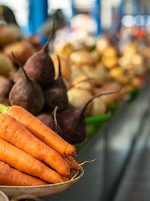 raw-carrots-beetroots-counter-550x600